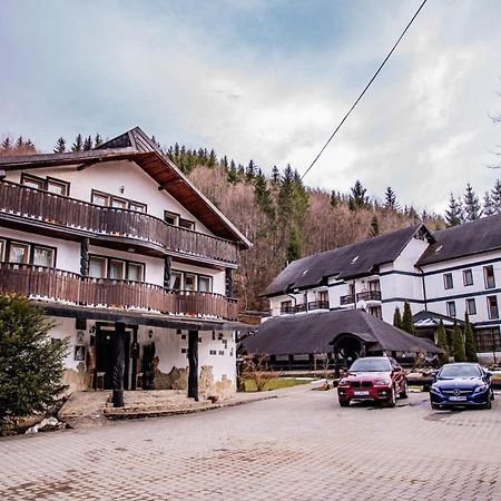 Casa Octavian Hotel Sucevita Bagian luar foto