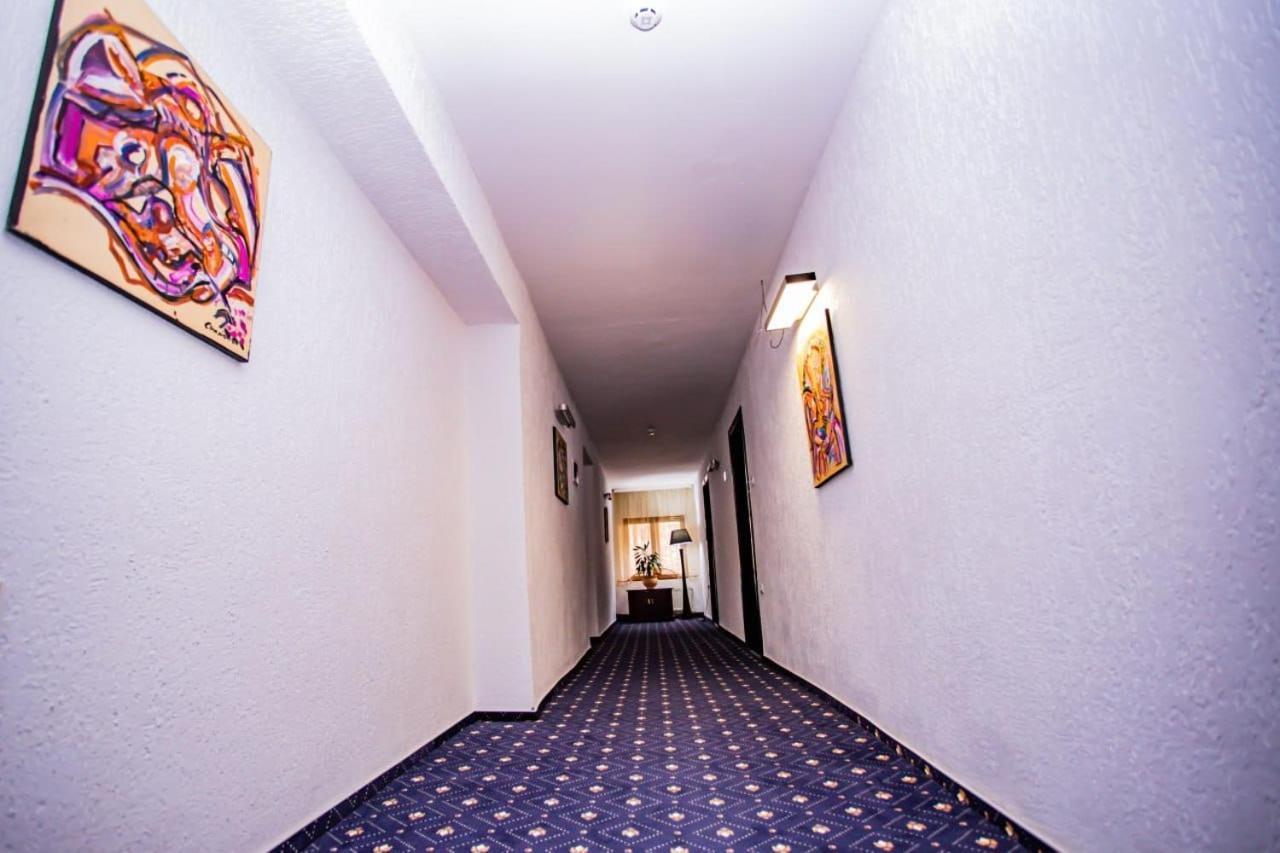 Casa Octavian Hotel Sucevita Bagian luar foto